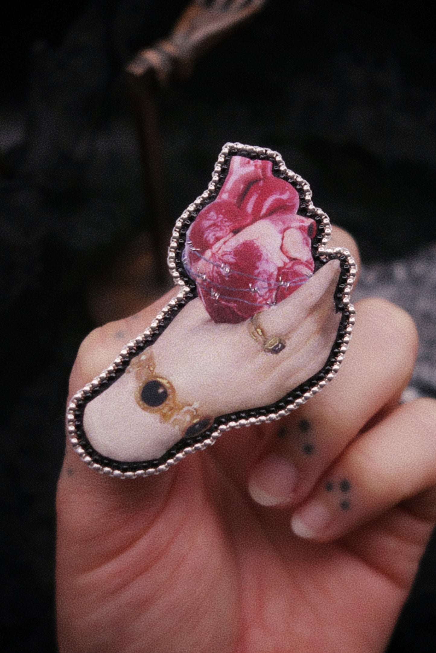 Broche main et cœur barbelé