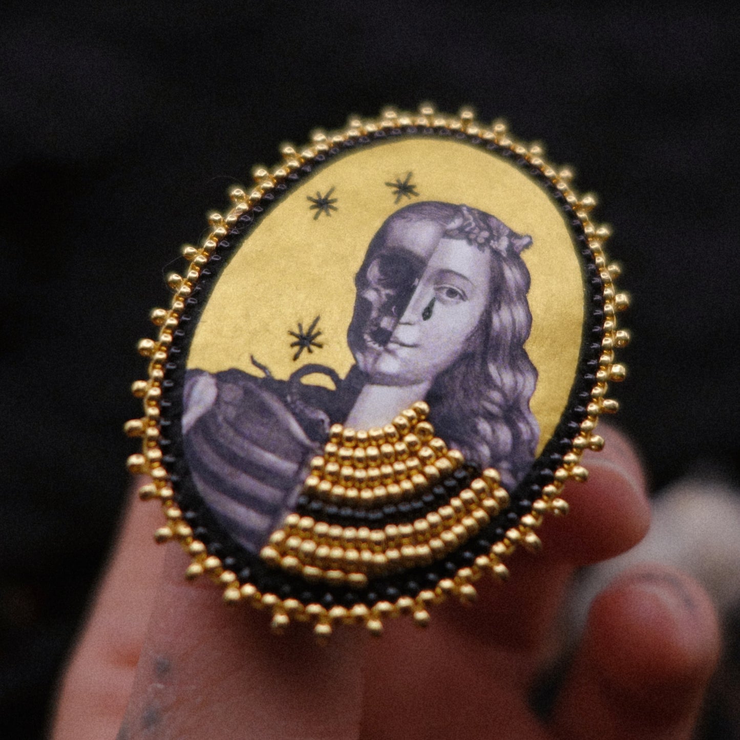 Broche gravure