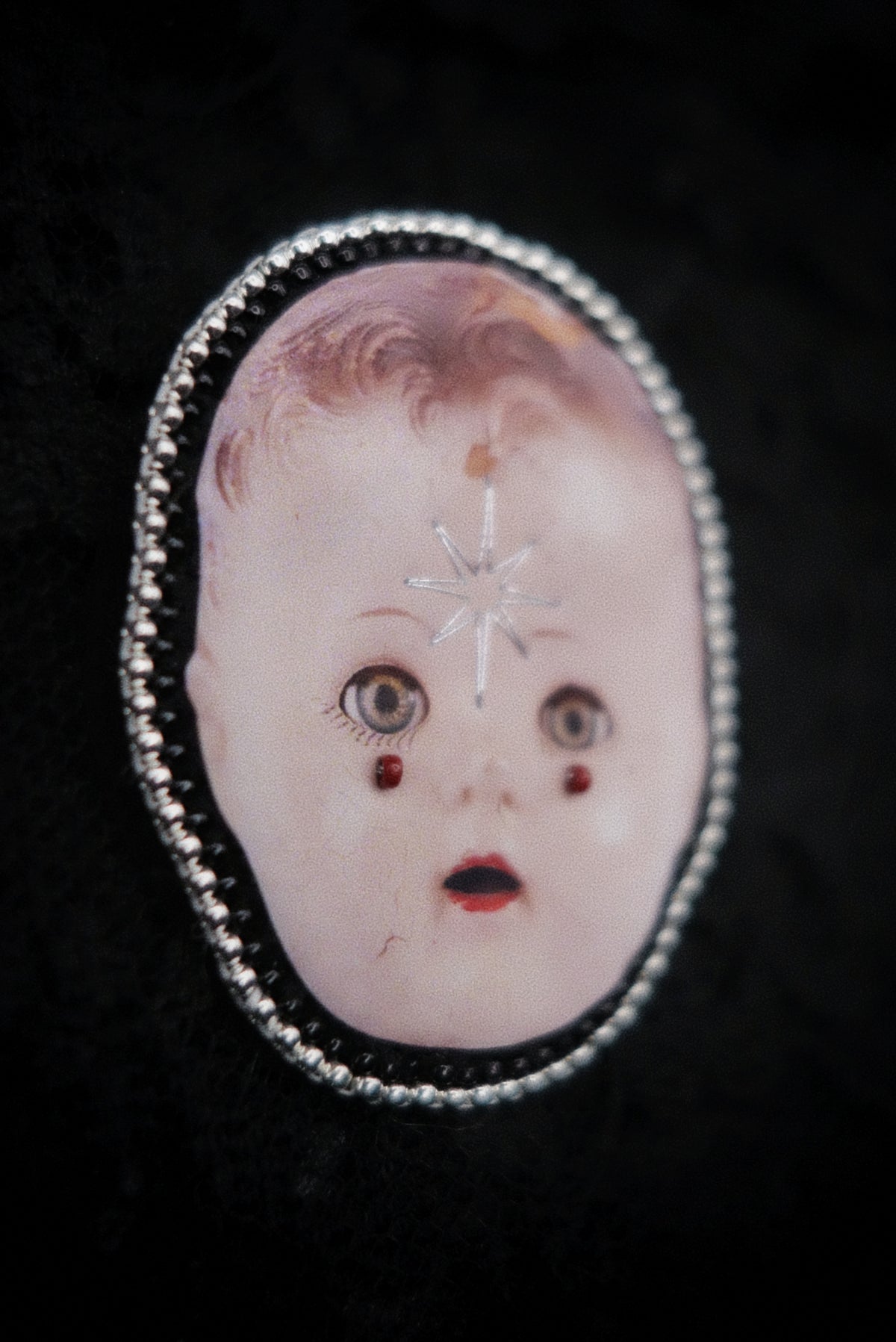 Broche tête de poupée