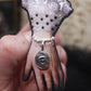 Broche main