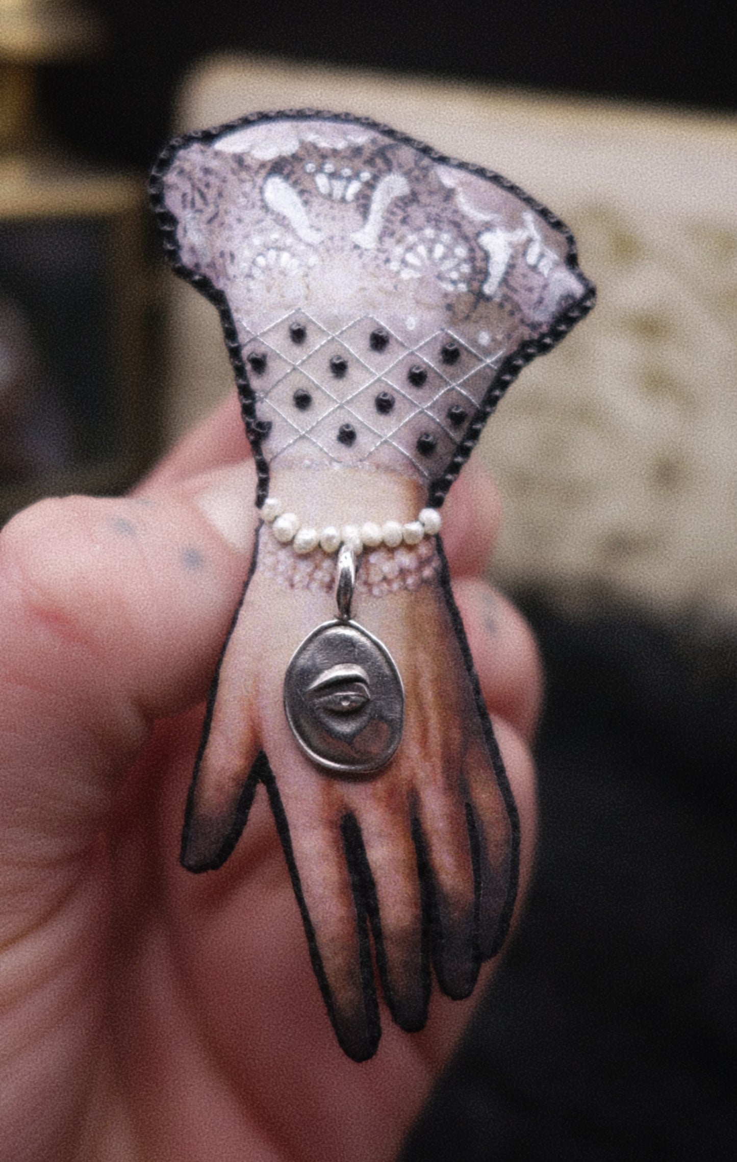 Broche main