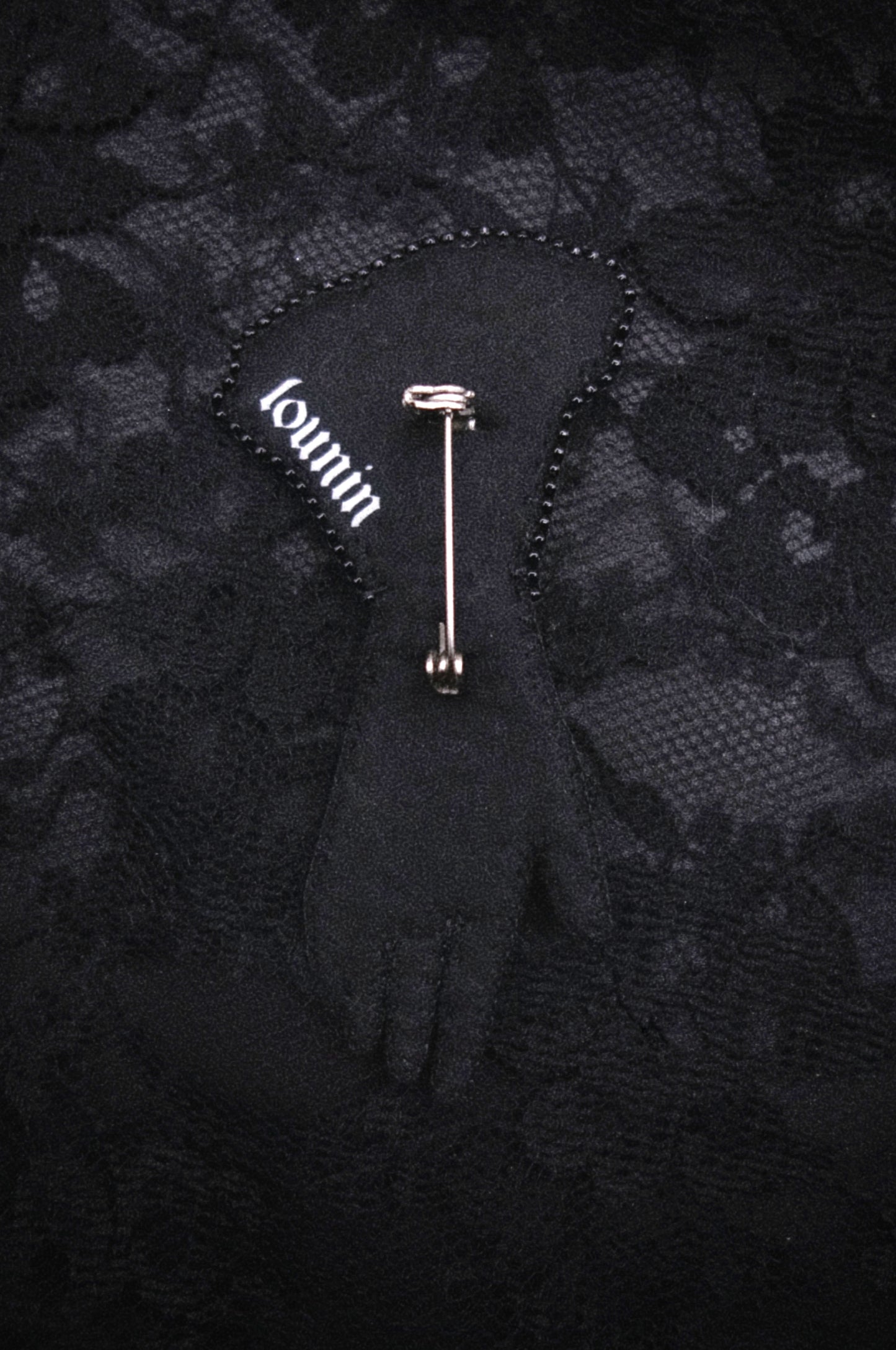 Broche main