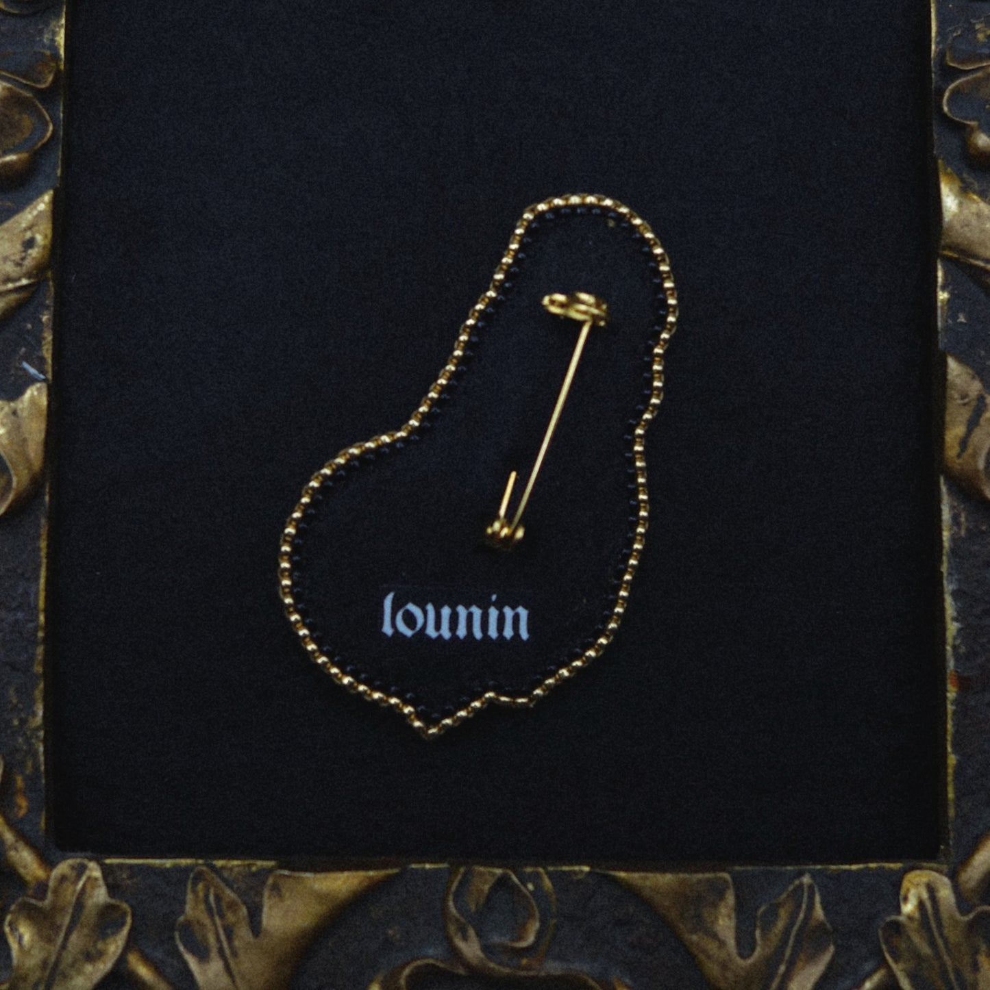 Broche main et coquillage