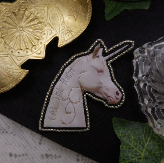 Broche licorne "eat the rich"