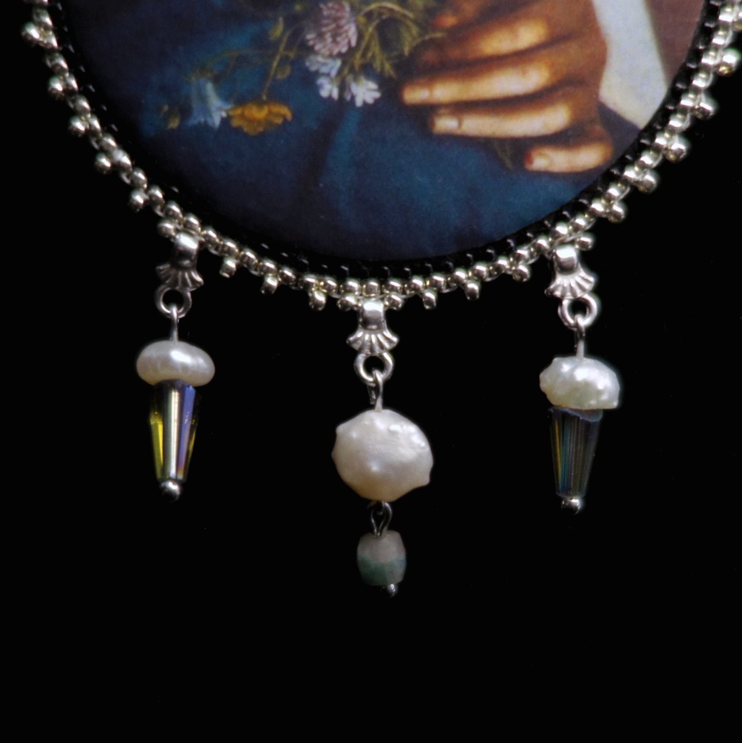 Collier main et fleurs en demi-lune