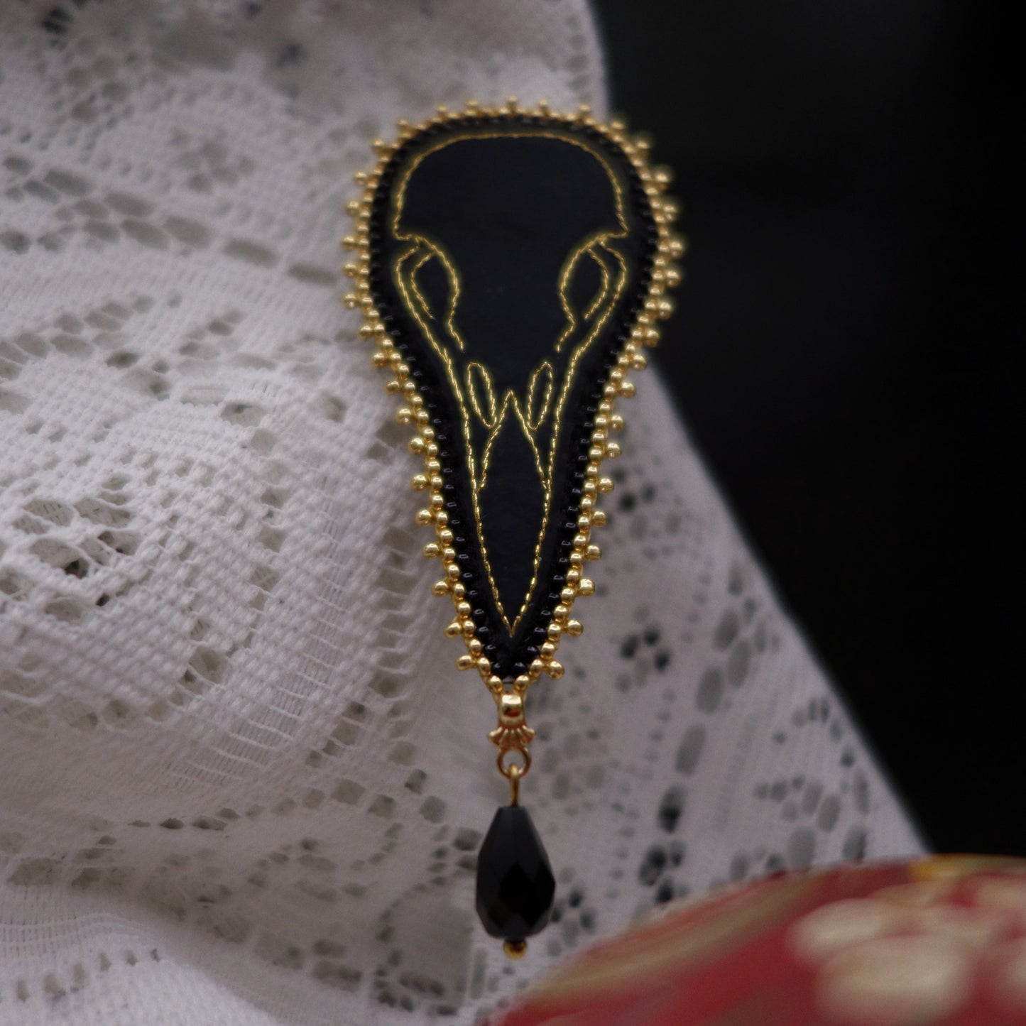 Broche crâne de corbeau