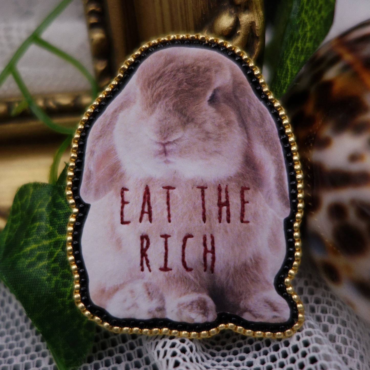 Broche "eat the rich"