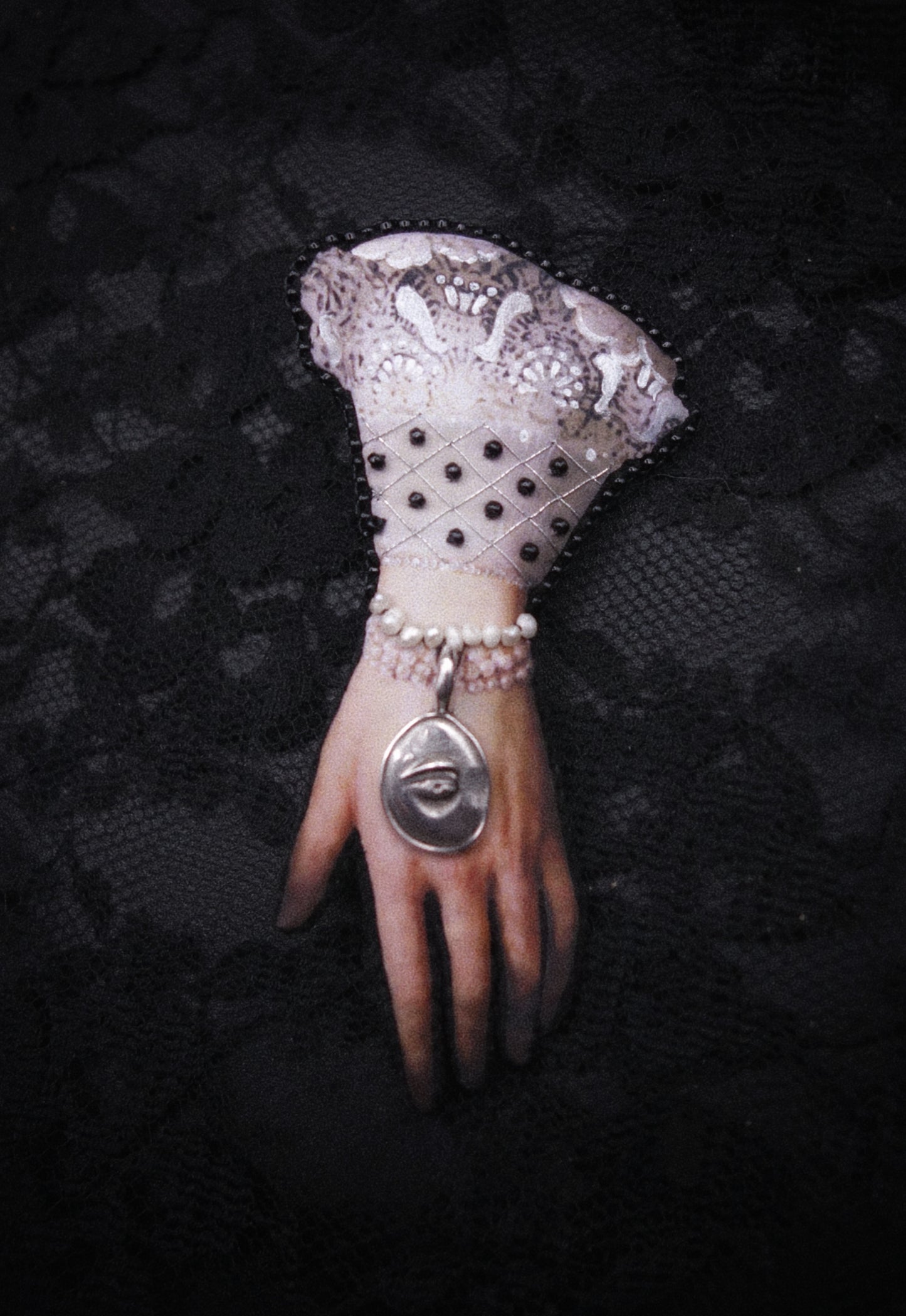 Broche main