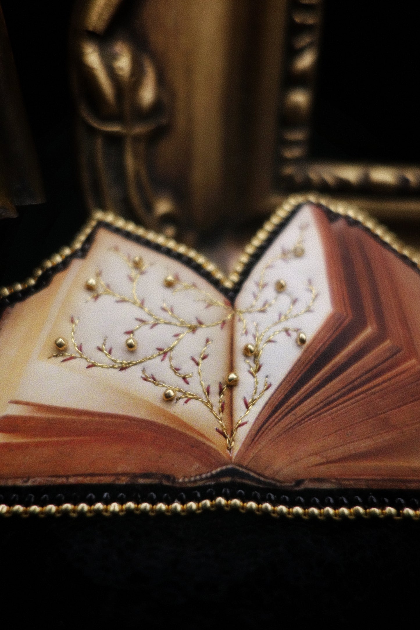 Broche livre