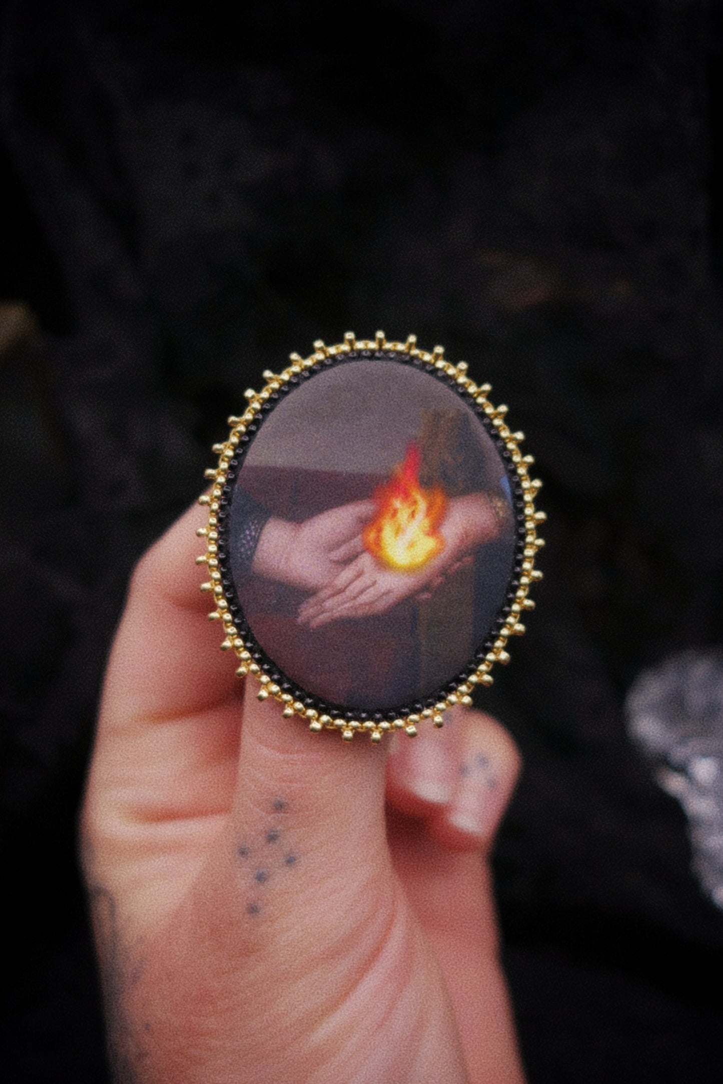 Broche mains et flamme