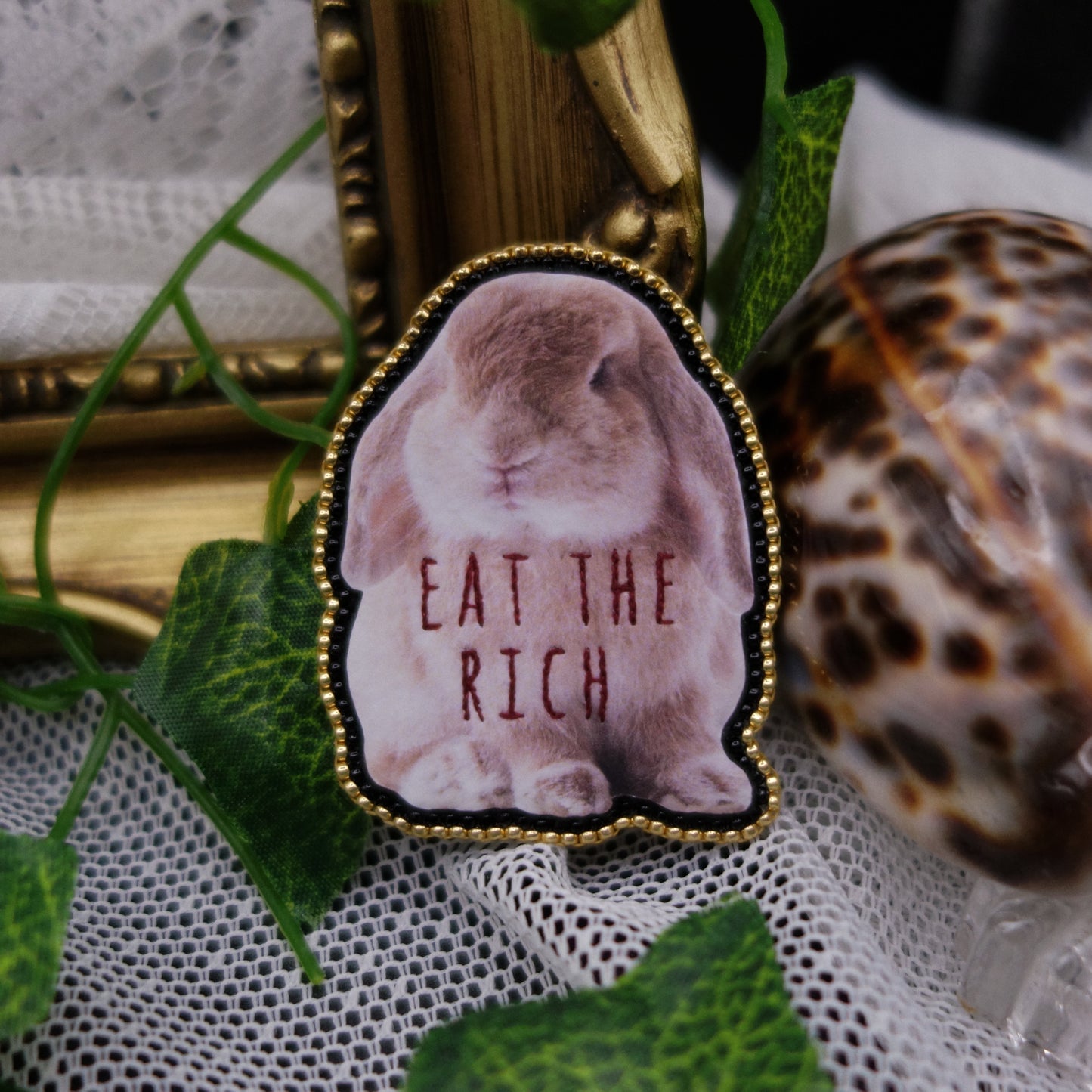 Broche "eat the rich"