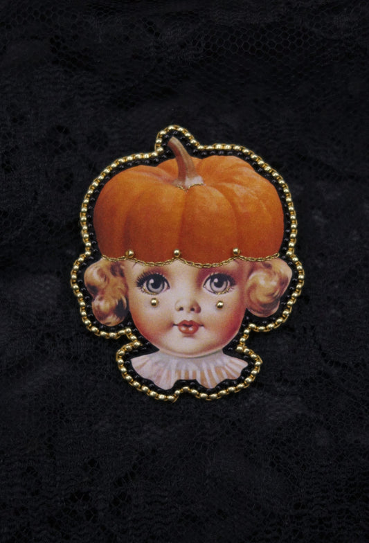 Broche tête de poupée citrouille