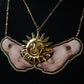 Collier soleil et mains