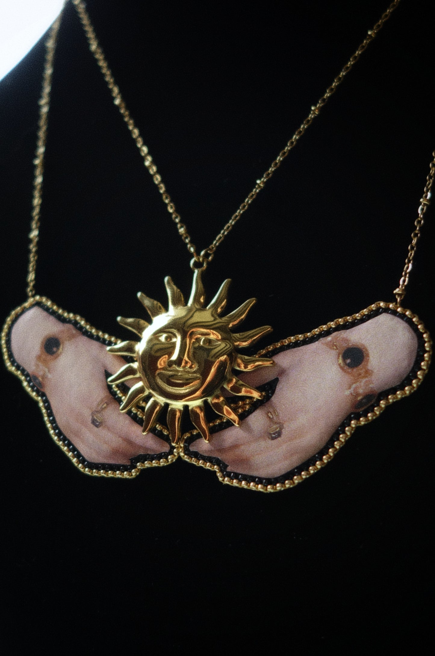 Collier soleil et mains