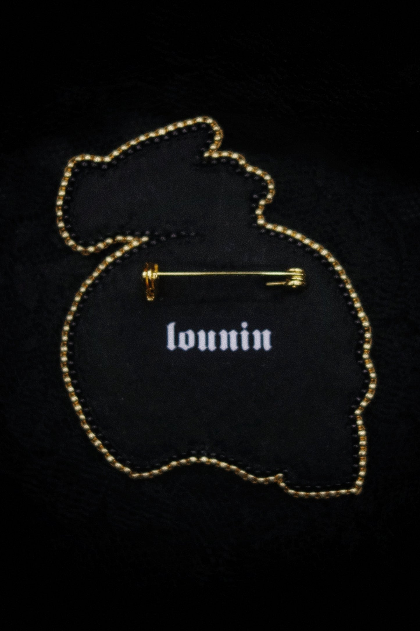 Broche memento mori