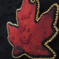Broche feuille "eat the rich"