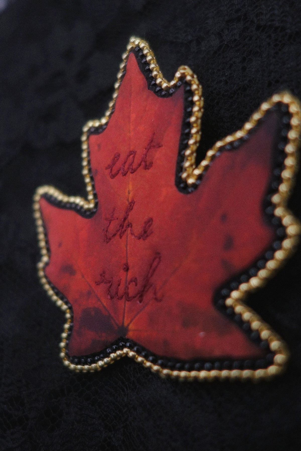 Broche feuille "eat the rich"